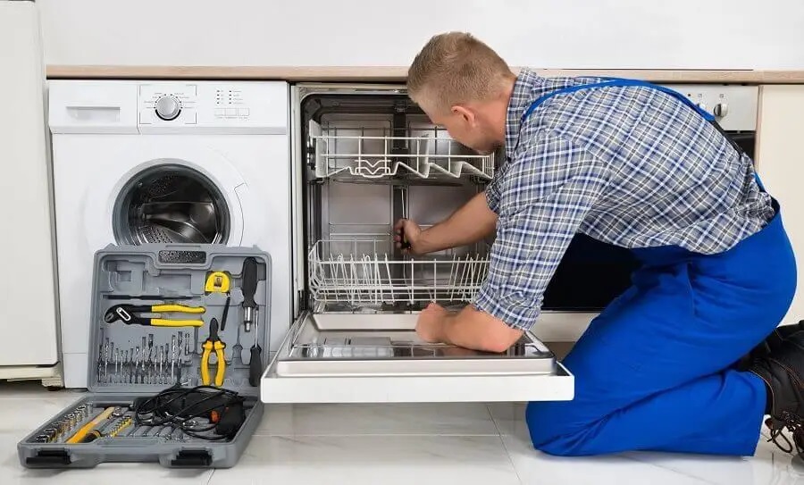 Bornova İmmergas servisi teknisyen ekibi beyaz eşya tamiri yaparken